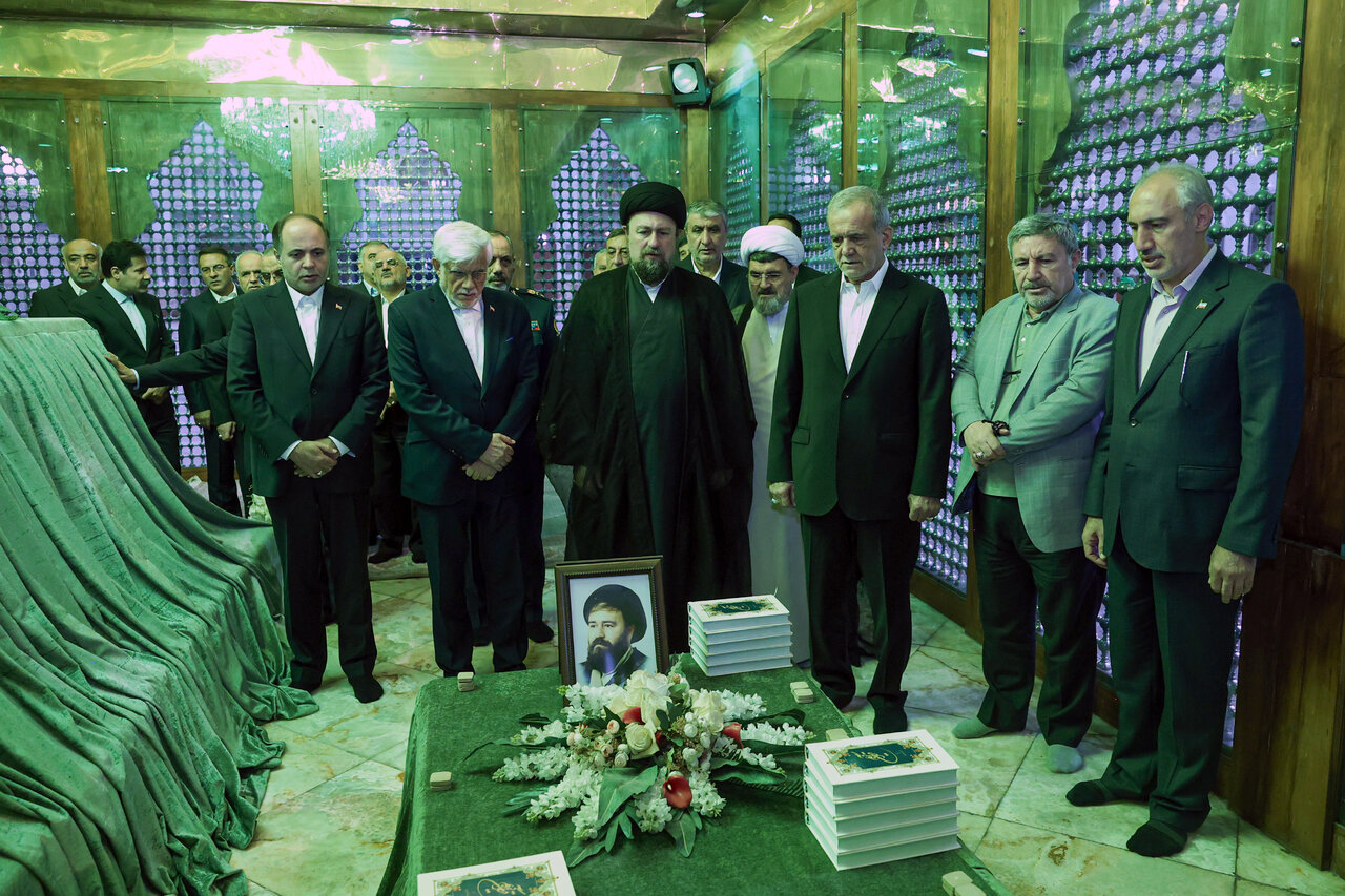 عکسی از فاتحه خوانی پزشکیان بر سر مزار آیت‌آلله هاشمی و سید احمد خمینی