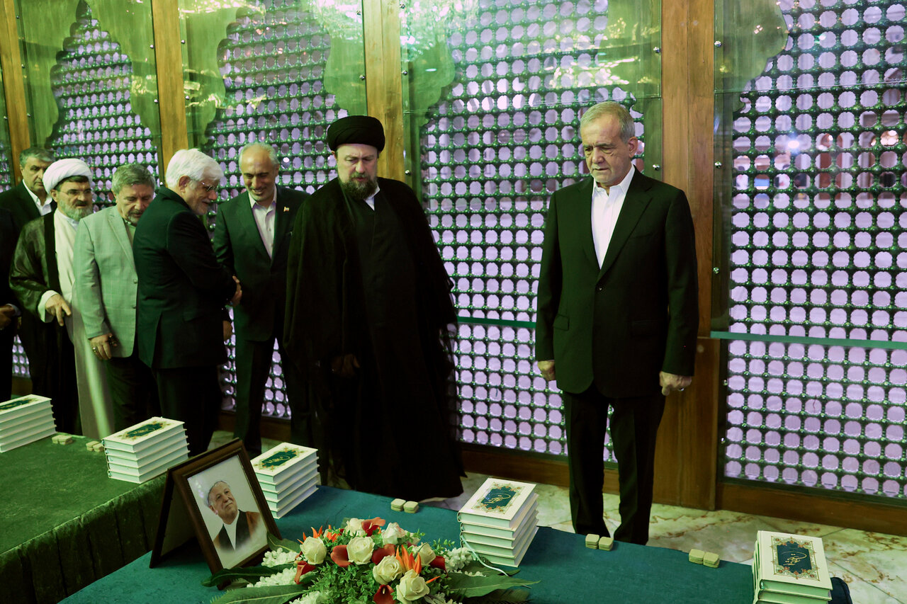 عکسی از فاتحه خوانی پزشکیان بر سر مزار آیت‌آلله هاشمی و سید احمد خمینی