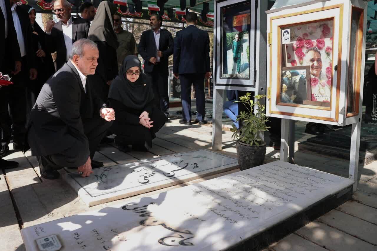 تصاویری از حضور پزشکیان بر سر مزار شهدای حمله اسرائیل به ایران/ چه کسانی از هیات دولت همراه رئیس جمهور بودند؟