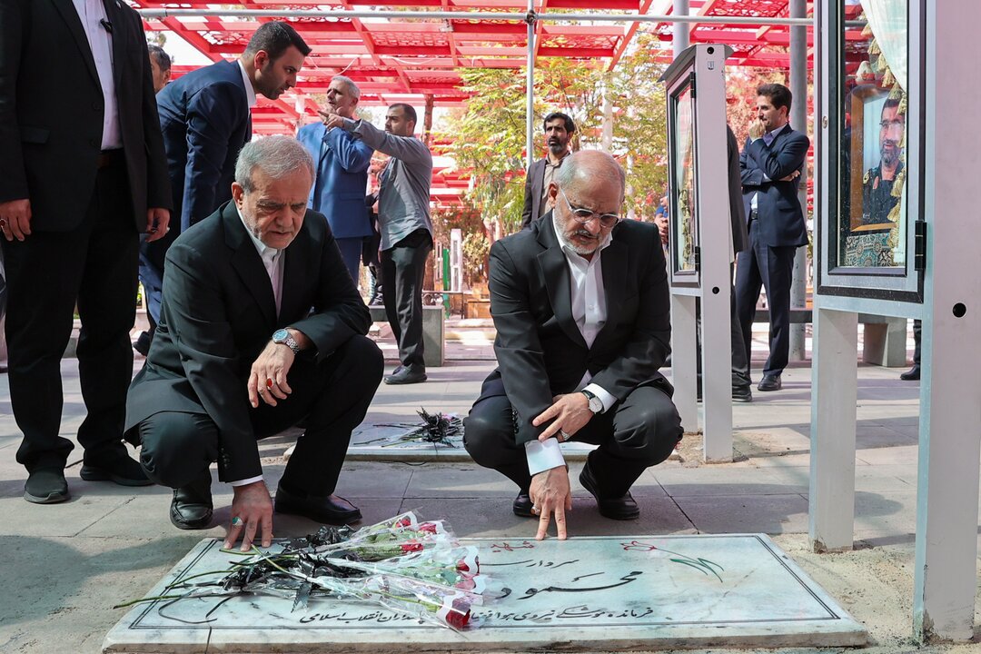 تصاویری از حضور پزشکیان بر سر مزار شهدای حمله اسرائیل به ایران/ چه کسانی از هیات دولت همراه رئیس جمهور بودند؟