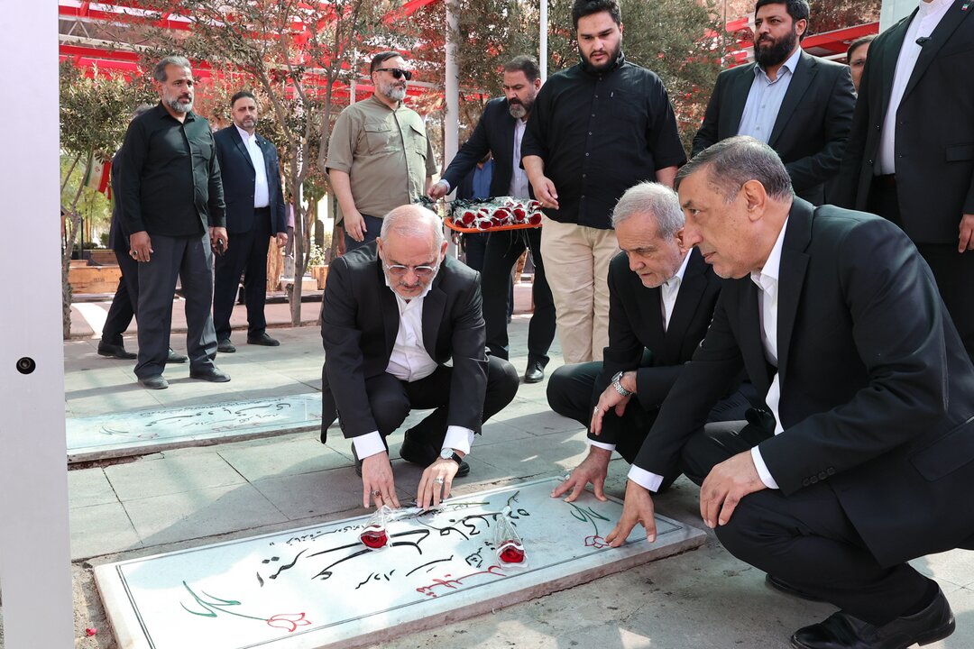 تصاویری از حضور پزشکیان بر سر مزار شهدای حمله اسرائیل به ایران/ چه کسانی از هیات دولت همراه رئیس جمهور بودند؟