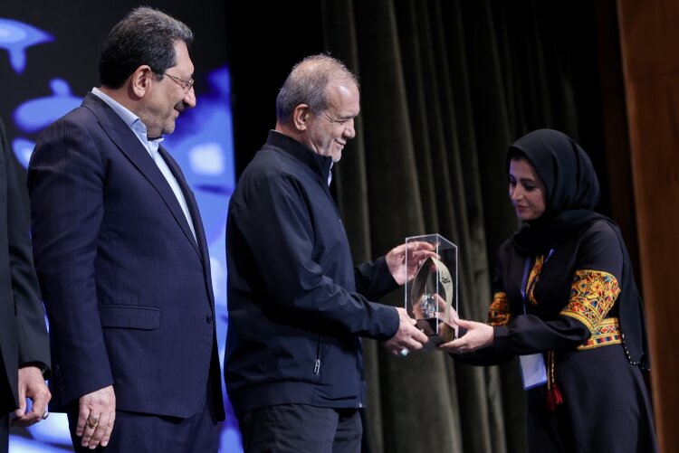 تصاویری از تجلیل پزشکیان از صنعتگران برتر کشور/ این وزیر دولت چهاردهم هم بود