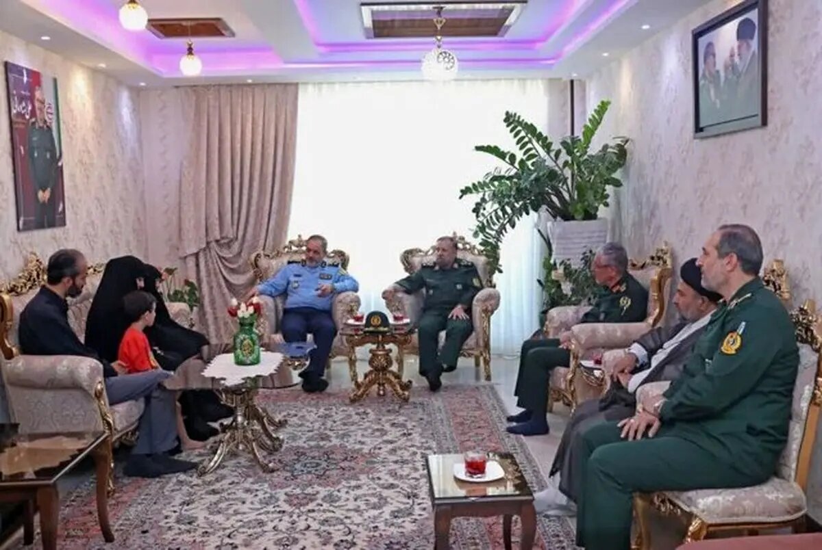 عکسی از دیدار وزیر دفاع با خانواده شهید علی شادمانی