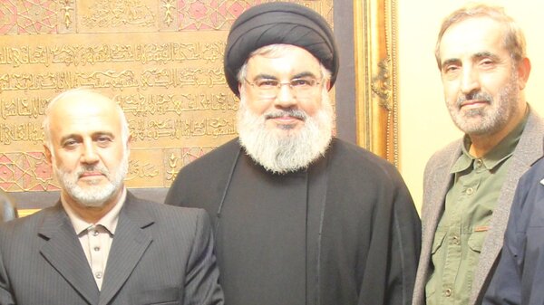 تصویری منتشر نشده از شهیدان شادمانی و رشید در کنار سید حسن نصرالله در دهه ۹۰