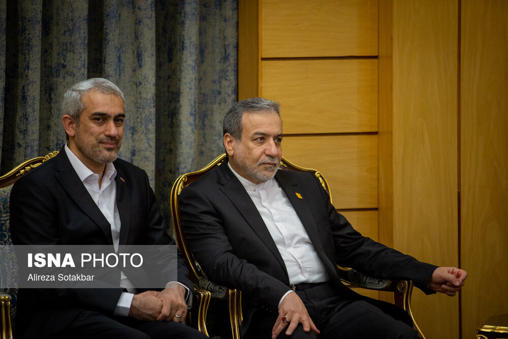 تصاویری از بدرقه رئیس جمهور به چین/ خوش و بش پزشکیان با وزرا/ معاون دفتر رهبر انقلاب هم حضور داشت