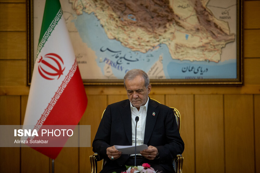 تصاویری از بدرقه رئیس جمهور به چین/ خوش و بش پزشکیان با وزرا/ معاون دفتر رهبر انقلاب هم حضور داشت