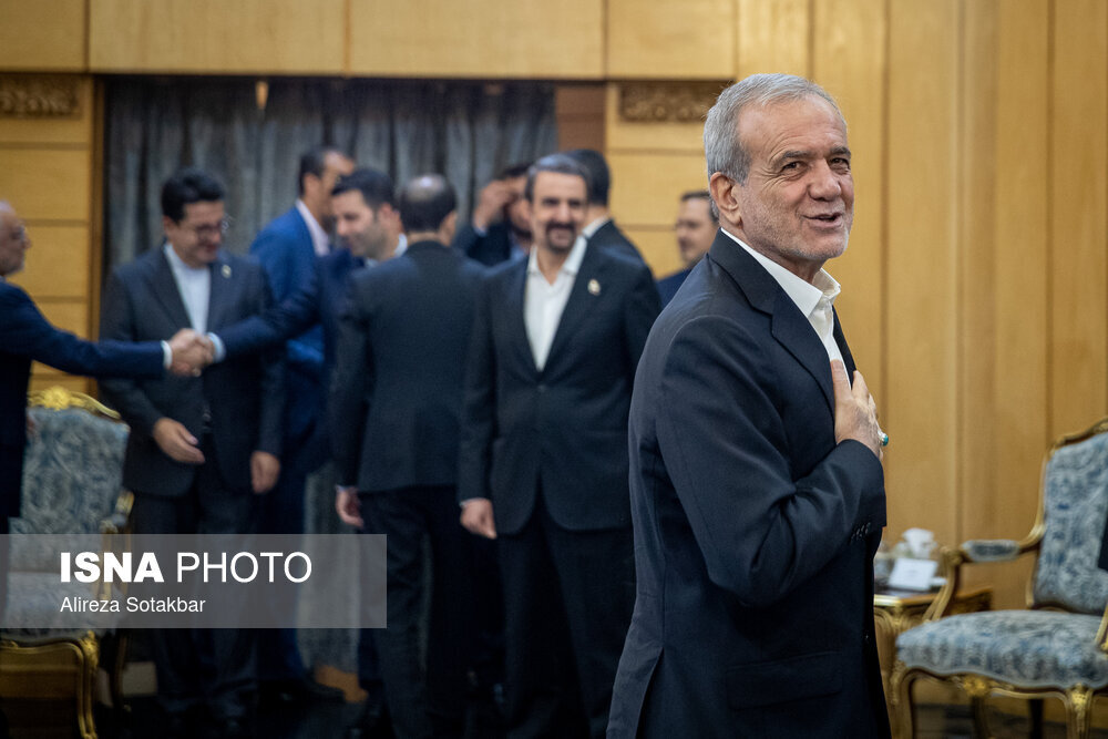 تصاویری از بدرقه رئیس جمهور به چین/ خوش و بش پزشکیان با وزرا/ معاون دفتر رهبر انقلاب هم حضور داشت