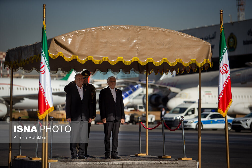 تصاویری از بدرقه رئیس جمهور به چین/ خوش و بش پزشکیان با وزرا/ معاون دفتر رهبر انقلاب هم حضور داشت