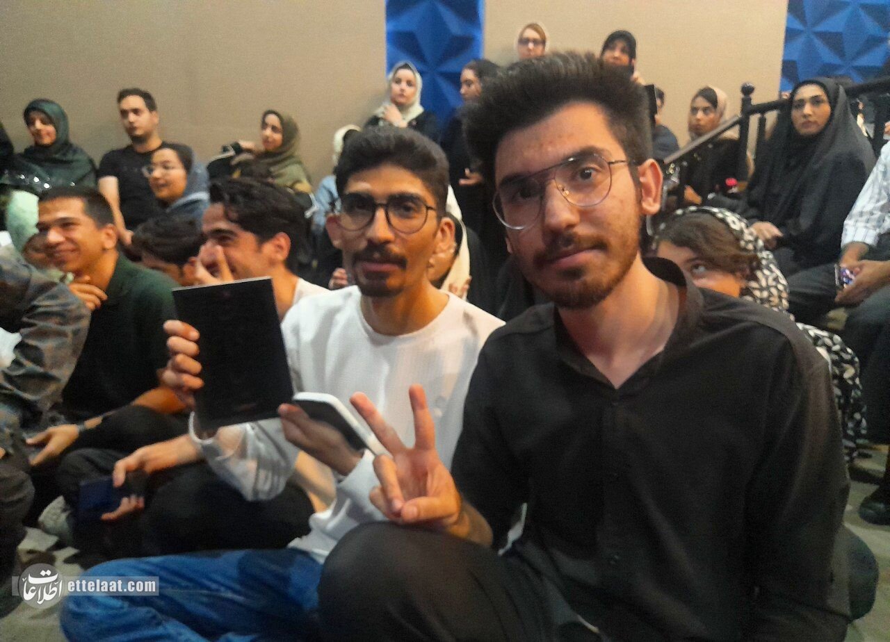 قطع برق در جشن امضای کتاب «نیست» فاضل نظری خبرساز شد +ویدیو