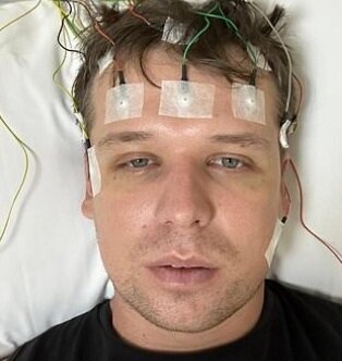 درخواست کمک یک مرد ۳۲ ساله از پزشکان جهان/ این مرد ۲ سال است که نخوابیده