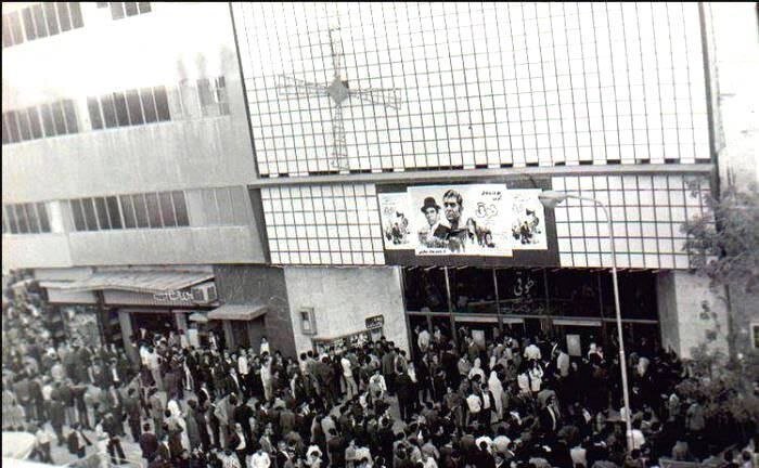 عکس/ صف جلوی سینما، هنگام اکران فیلم طوقی؛ سال ۱۳۴۹