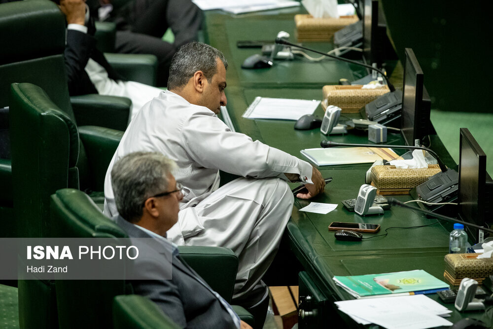 نشستن متفاوت یک نماینده مجلس در صحن علنی + تصاویری عجیب از حاشیه جلسه مجلس