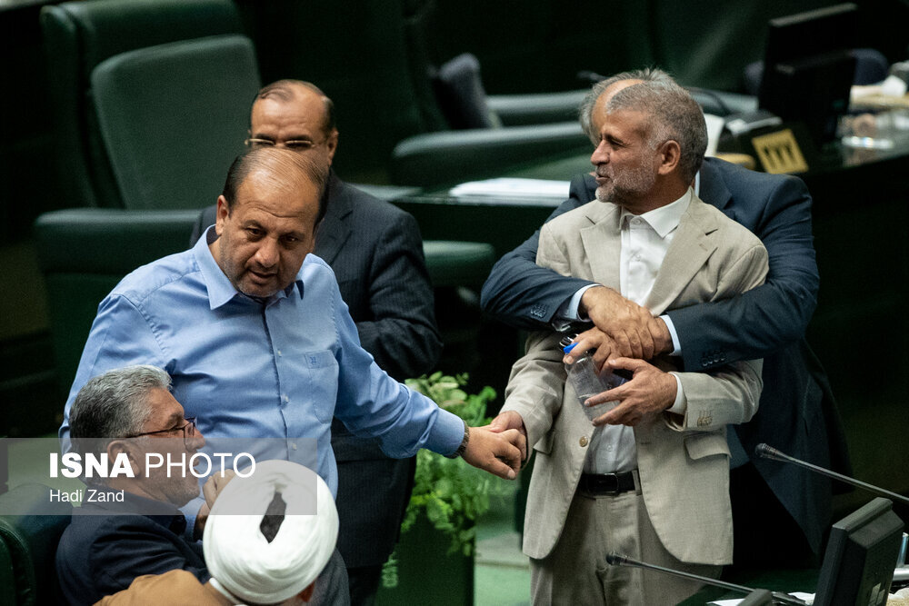 نشستن متفاوت یک نماینده مجلس در صحن علنی + تصاویری عجیب از حاشیه جلسه مجلس