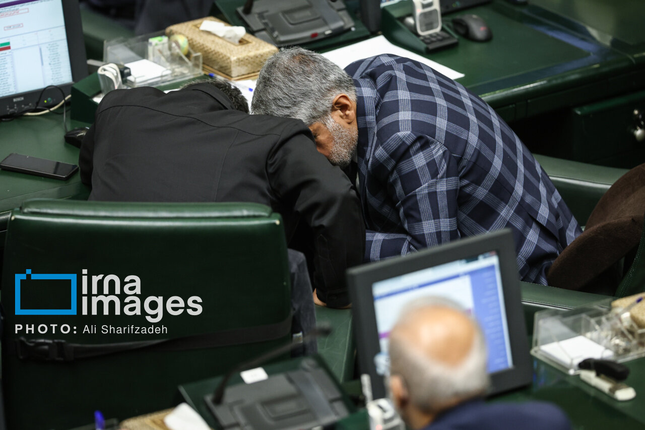 نشستن متفاوت یک نماینده مجلس در صحن علنی + تصاویری عجیب از حاشیه جلسه مجلس