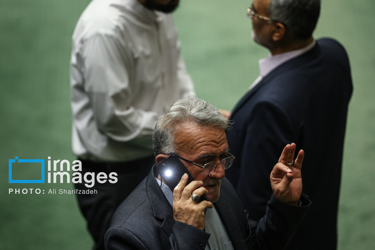 نشستن متفاوت یک نماینده مجلس در صحن علنی + تصاویری عجیب از حاشیه جلسه مجلس