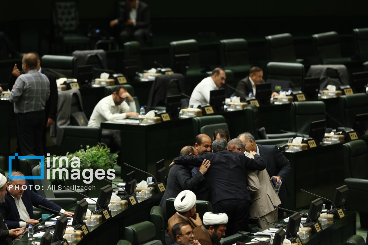 نشستن متفاوت یک نماینده مجلس در صحن علنی + تصاویری عجیب از حاشیه جلسه مجلس