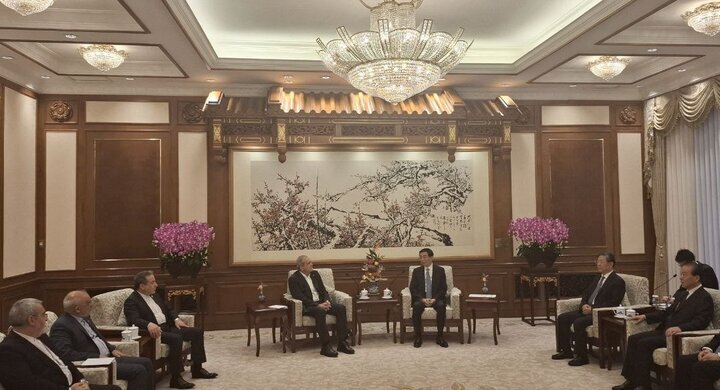 تصویر دیدار پزشکیان با عضو دفتر سیاسی حزب کنگره خلق چین/ عراقچی و رحمانی فضلی هم بودند + عکس