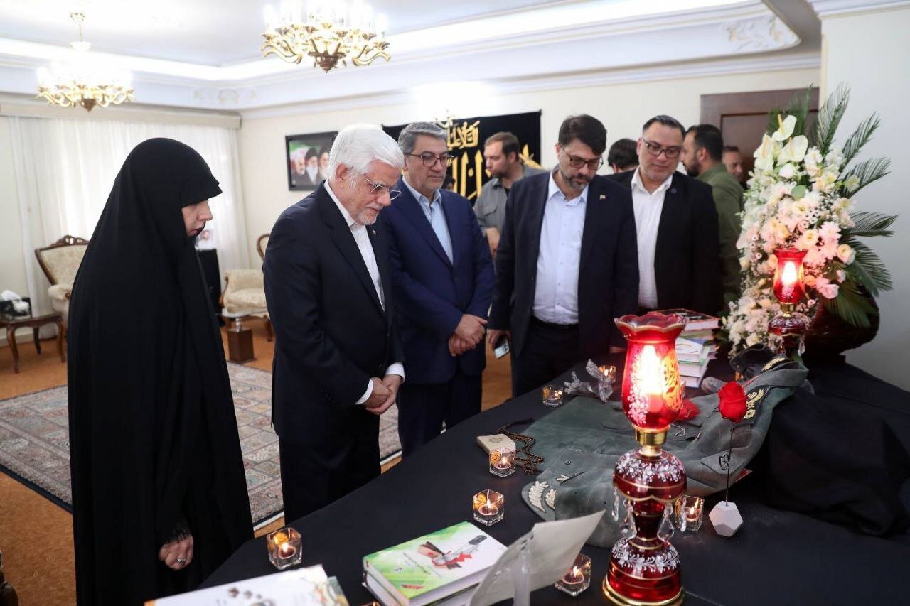 دیدار عارف با خانواده فرماندهان و دانشمندان شهید در جنگ ۱۲ روزه/ دولت‌های غربی بعد از پیروزی مردم ایران از فکر و خیال براندازی بیرون آمدند