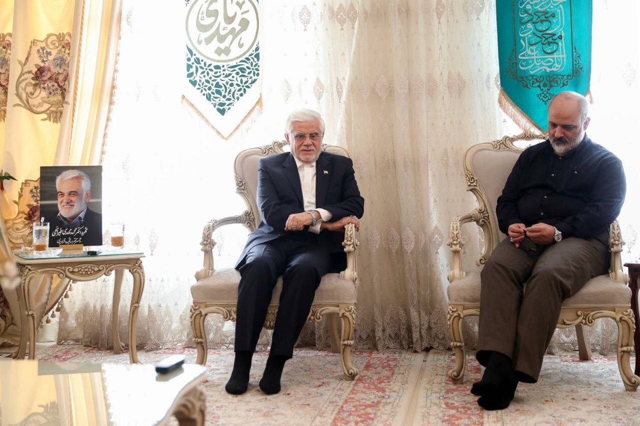 دیدار عارف با خانواده فرماندهان و دانشمندان شهید در جنگ ۱۲ روزه/ دولت‌های غربی بعد از پیروزی مردم ایران از فکر و خیال براندازی بیرون آمدند