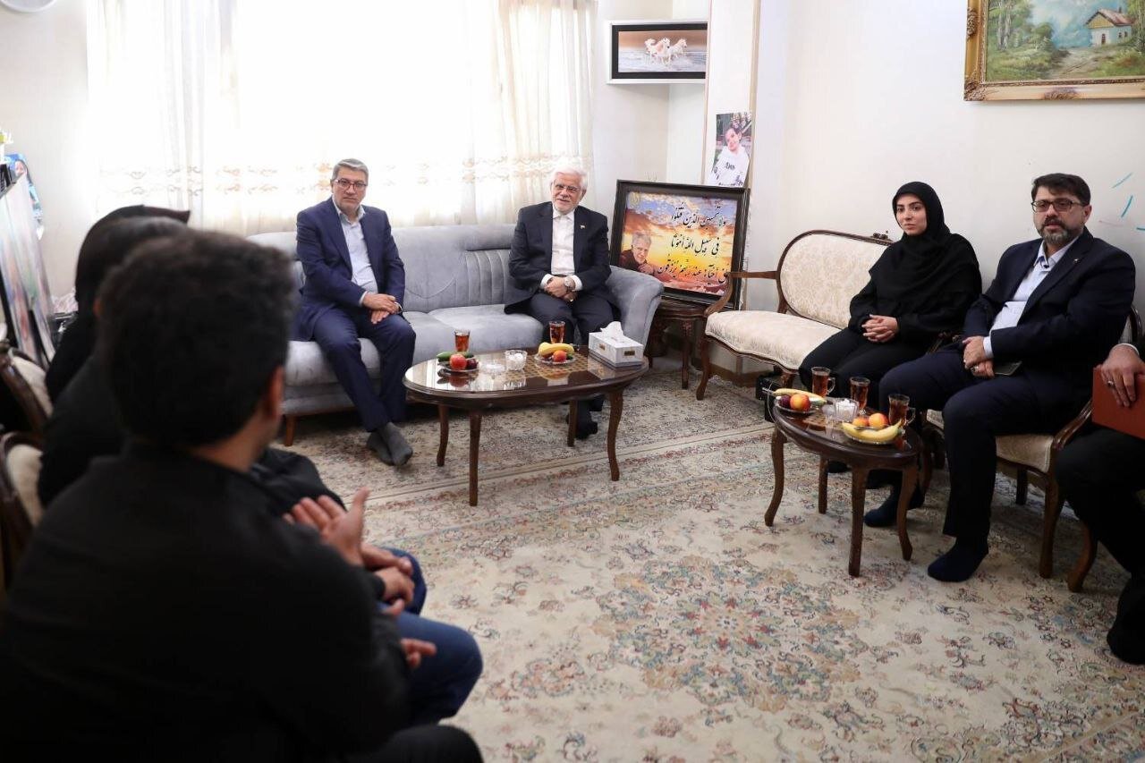 دیدار عارف با خانواده فرماندهان و دانشمندان شهید در جنگ ۱۲ روزه/ دولت‌های غربی بعد از پیروزی مردم ایران از فکر و خیال براندازی بیرون آمدند