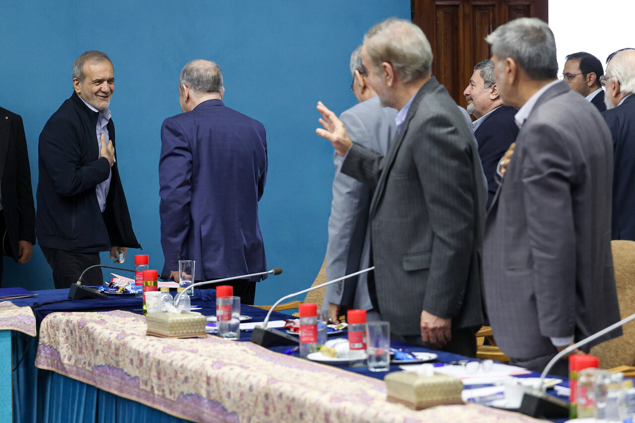 تصویری از خوش و بش پزشکیان با برادرِ محسن رضایی در یک جلسه/ سرپرست تیم پزشکی مقام معظم رهبری هم حضور داشت