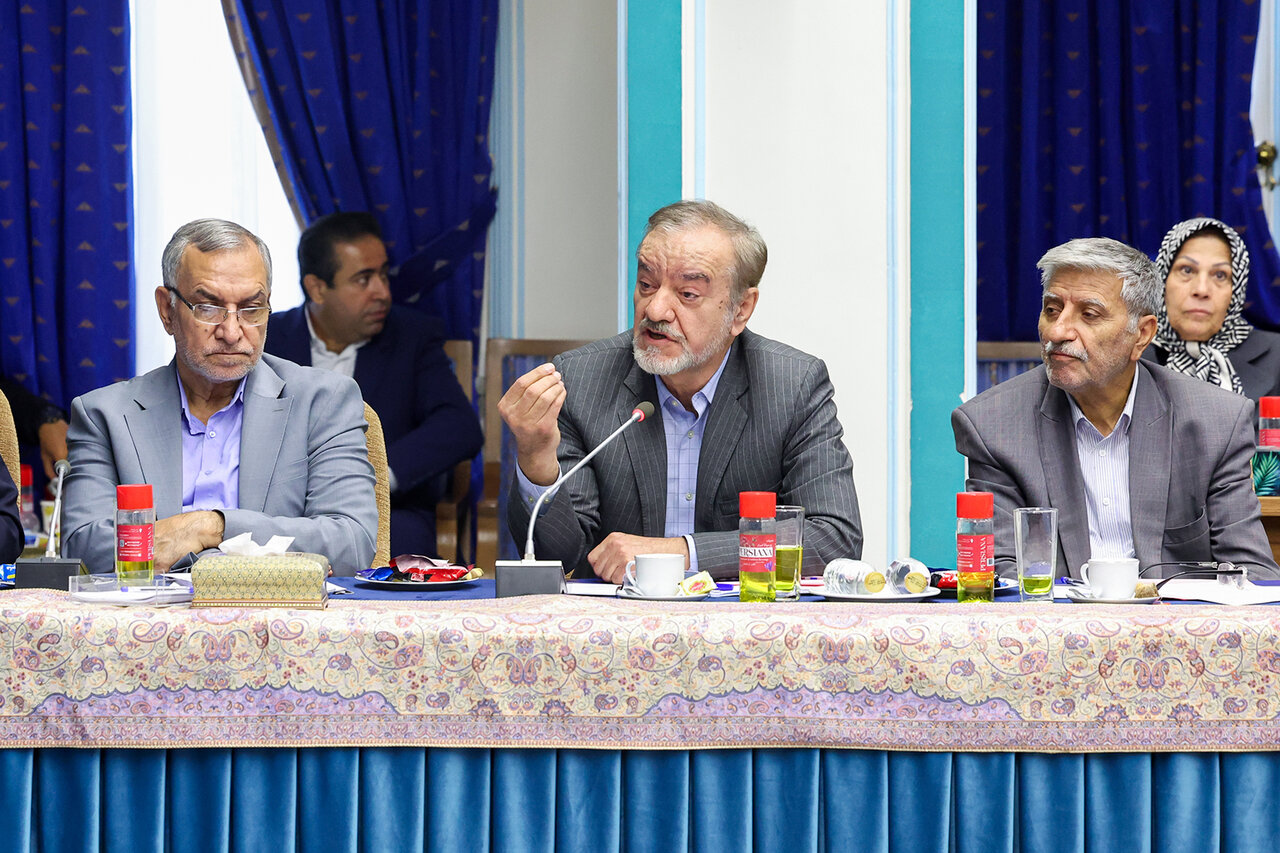 تصویری از خوش و بش پزشکیان با برادرِ محسن رضایی در یک جلسه/ سرپرست تیم پزشکی مقام معظم رهبری هم حضور داشت