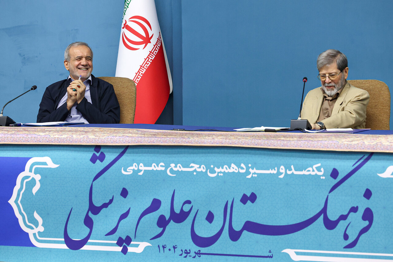 تصویری از خوش و بش پزشکیان با برادرِ محسن رضایی در یک جلسه/ سرپرست تیم پزشکی مقام معظم رهبری هم حضور داشت