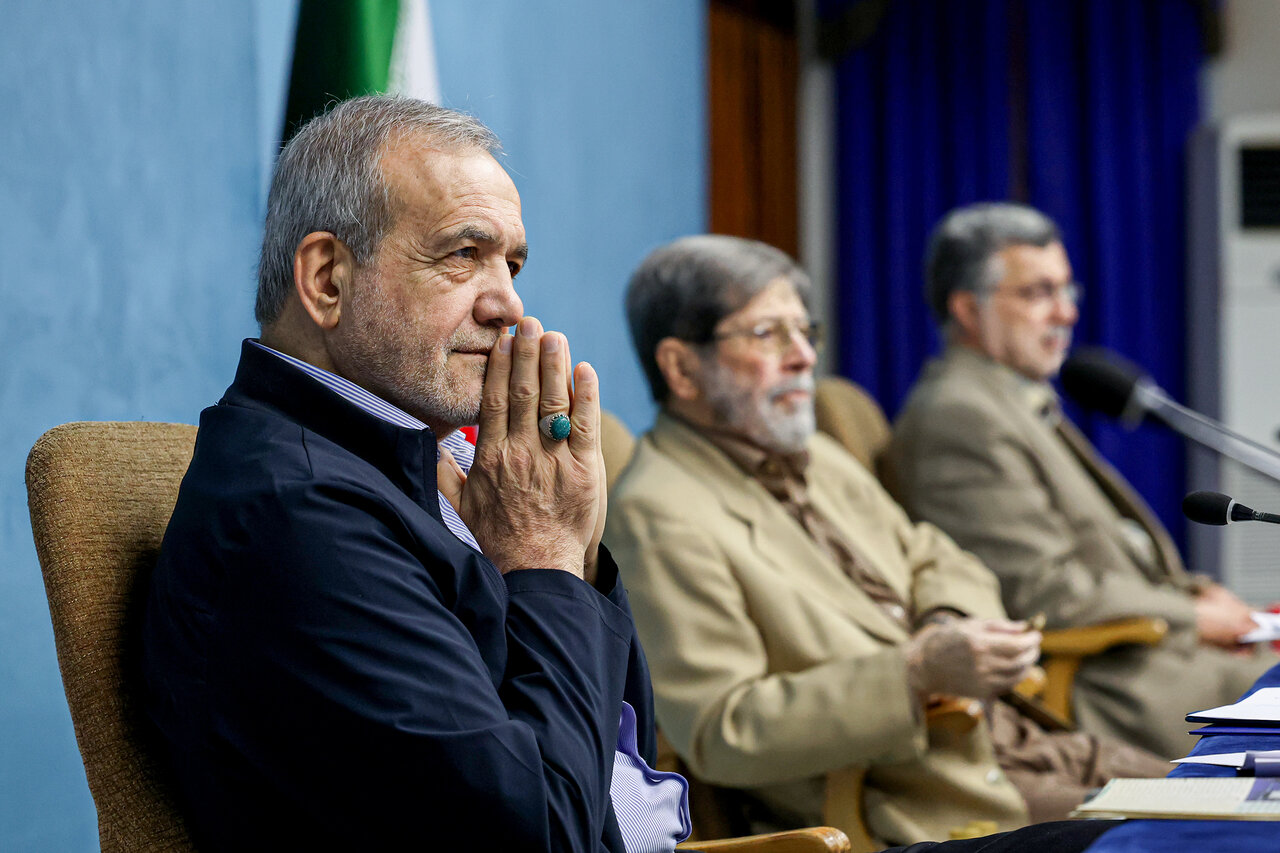 تصویری از خوش و بش پزشکیان با برادرِ محسن رضایی در یک جلسه/ سرپرست تیم پزشکی مقام معظم رهبری هم حضور داشت