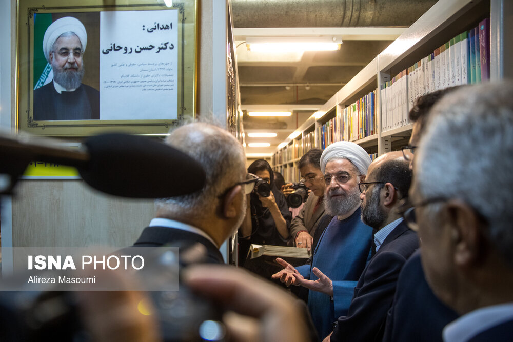 تصاویری از اهدای ۲۵ هزار نسخه کتاب به کتابخانه ملی توسط حسن روحانی