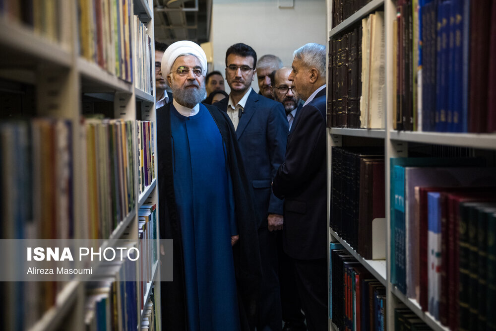 تصاویری از اهدای ۲۵ هزار نسخه کتاب به کتابخانه ملی توسط حسن روحانی