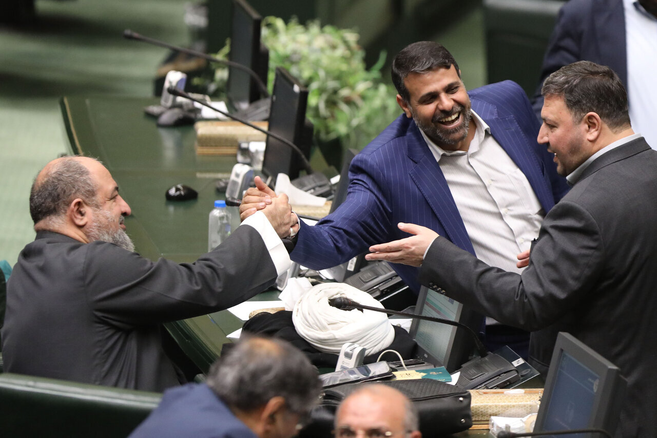 رسایی عمامهاش را درآورد+ عکس