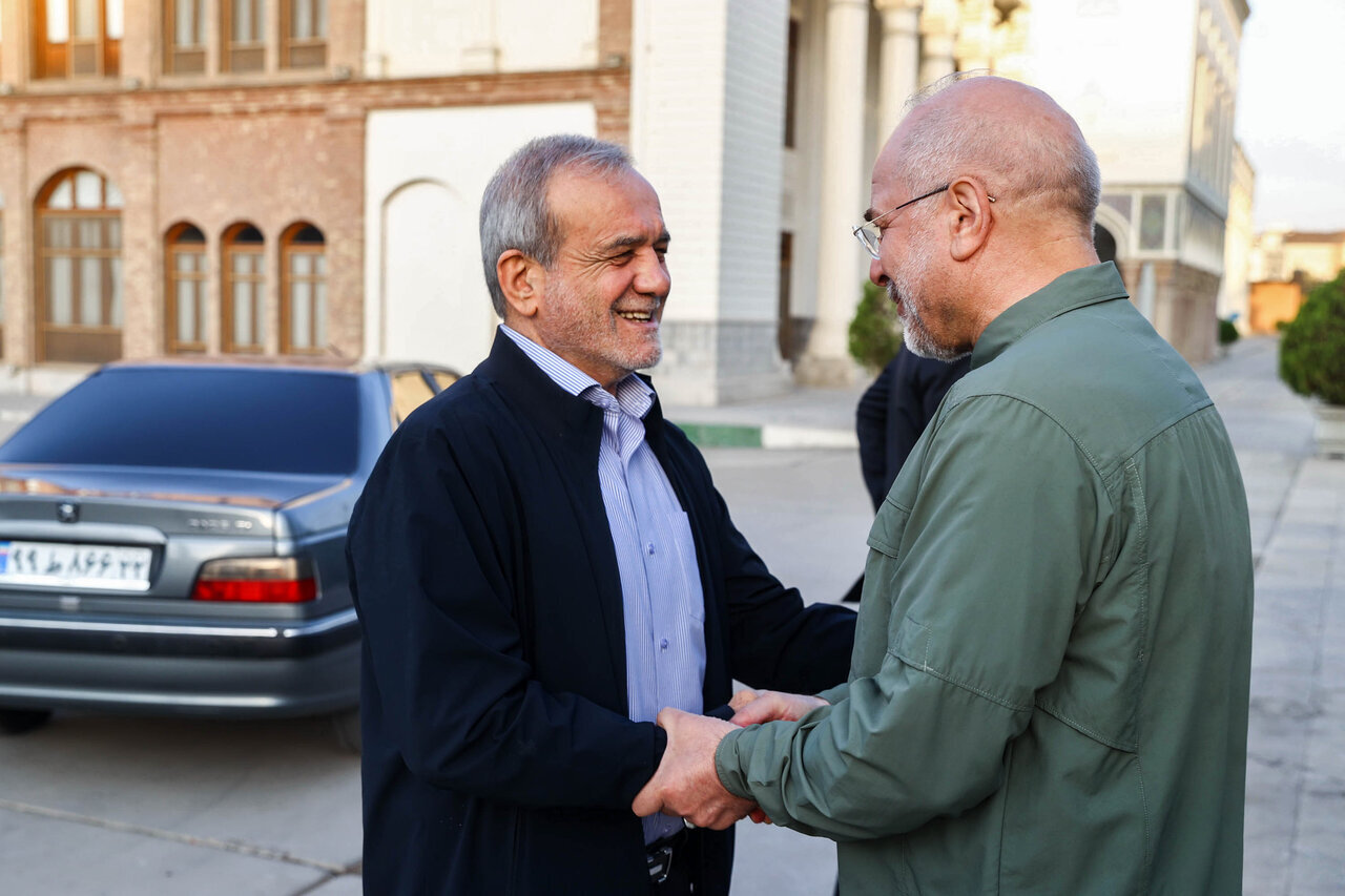 عکسی متفاوت از پزشکیان و قالیباف/ نگاه معنی دار رئیس جمهور به نماینده نزدیک به زاکانی+ تصاویر