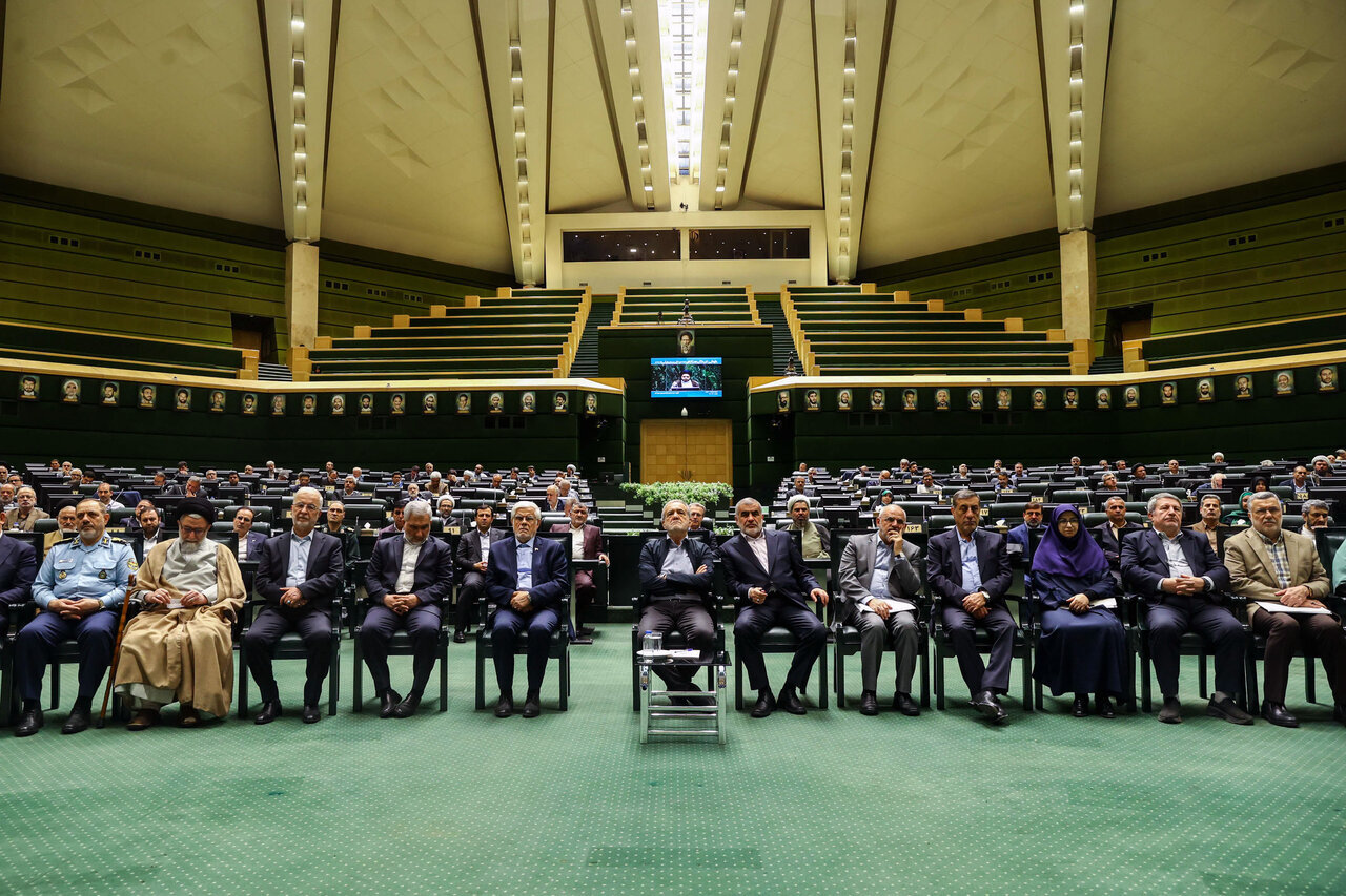 عکسی متفاوت از پزشکیان و قالیباف/ نگاه معنی دار رئیس جمهور به نماینده نزدیک به زاکانی+ تصاویر