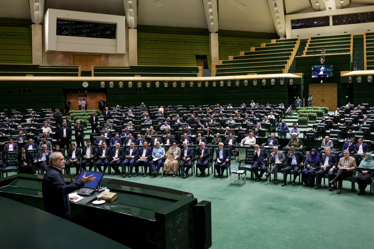 عکسی متفاوت از پزشکیان و قالیباف/ نگاه معنی دار رئیس جمهور به نماینده نزدیک به زاکانی+ تصاویر