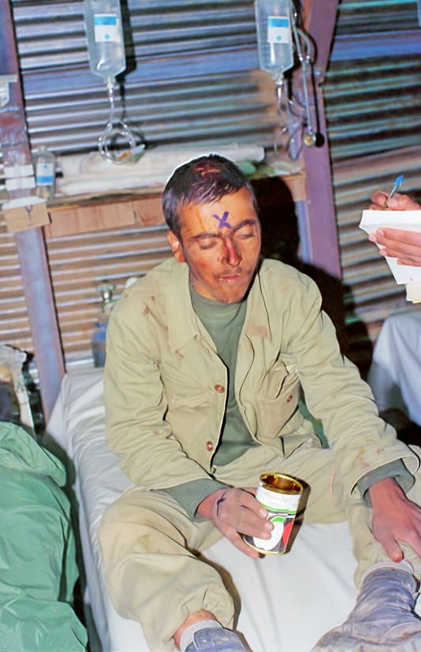 تصاویری از بهداری رزمی در دوران دفاع مقدس/ تقویت مجروحین با کمپوت سیب