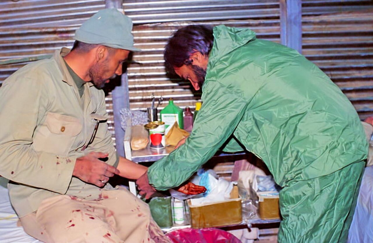 تصاویری از بهداری رزمی در دوران دفاع مقدس/ تقویت مجروحین با کمپوت سیب