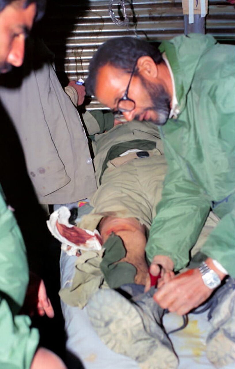 تصاویری از بهداری رزمی در دوران دفاع مقدس/ تقویت مجروحین با کمپوت سیب