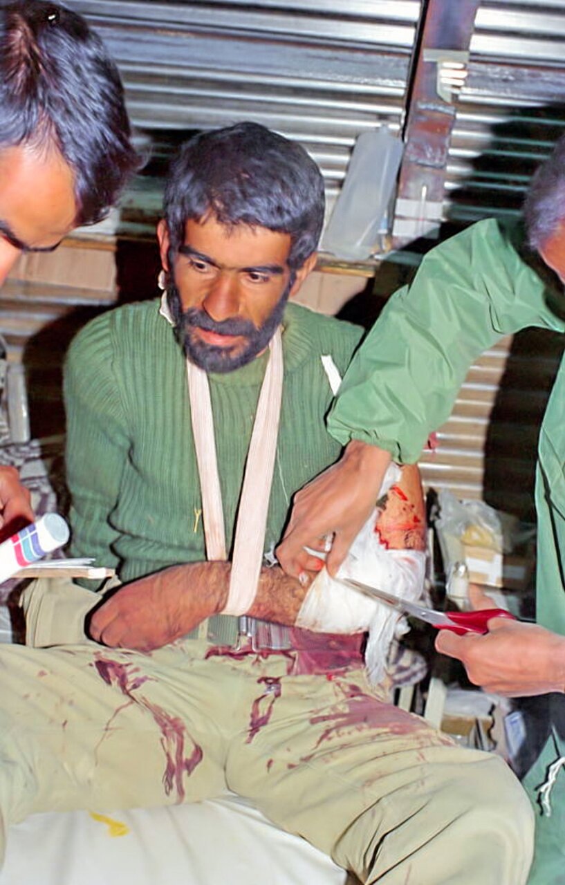 تصاویری از بهداری رزمی در دوران دفاع مقدس/ تقویت مجروحین با کمپوت سیب