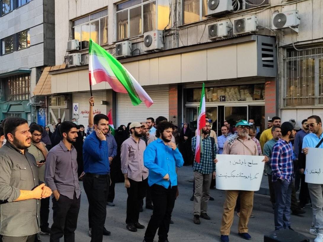 تصاویری از تجمع کم تعداد تندروها علیه توافق با آژانس/ کنایه به دبیر شورای عالی امنیت ملی، مقابل دبیرخانه شورا!