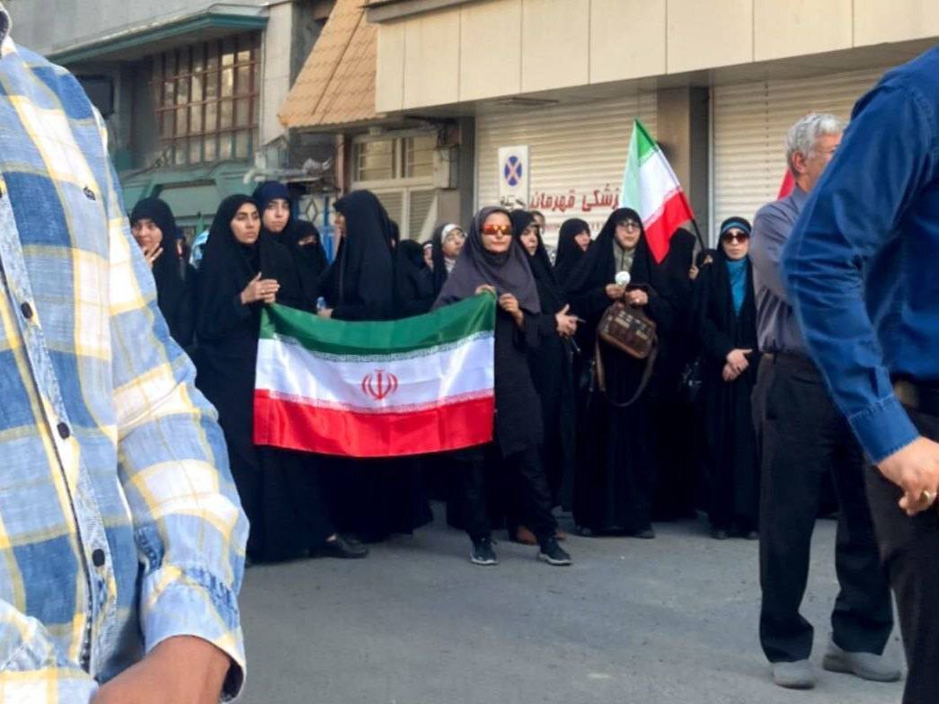 تصاویری از تجمع کم تعداد تندروها علیه توافق با آژانس/ کنایه به دبیر شورای عالی امنیت ملی، مقابل دبیرخانه شورا!