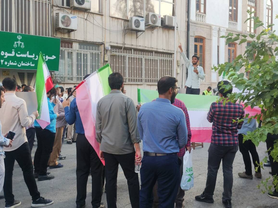 تصاویری از تجمع کم تعداد تندروها علیه توافق با آژانس/ کنایه به دبیر شورای عالی امنیت ملی، مقابل دبیرخانه شورا!