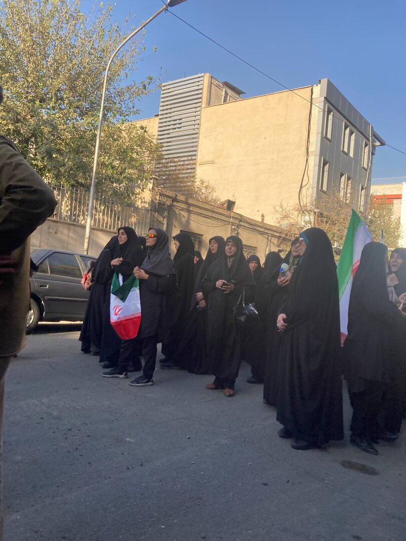 تصاویر جدیدی از تجمع علیه توافق با آژانس/ حضور میکروفون، بلندگو، دستنوشته و کمی شرکت کننده