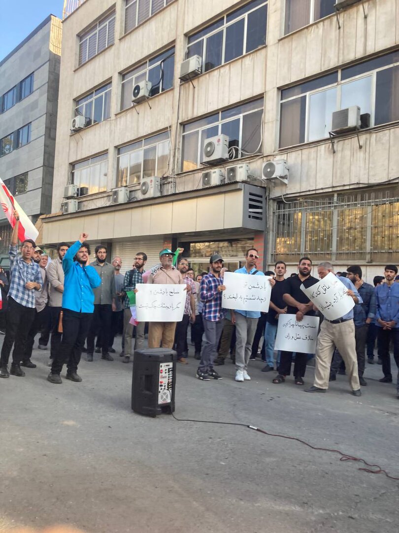 تصاویر جدیدی از تجمع علیه توافق با آژانس/ حضور میکروفون، بلندگو، دستنوشته و کمی شرکت کننده