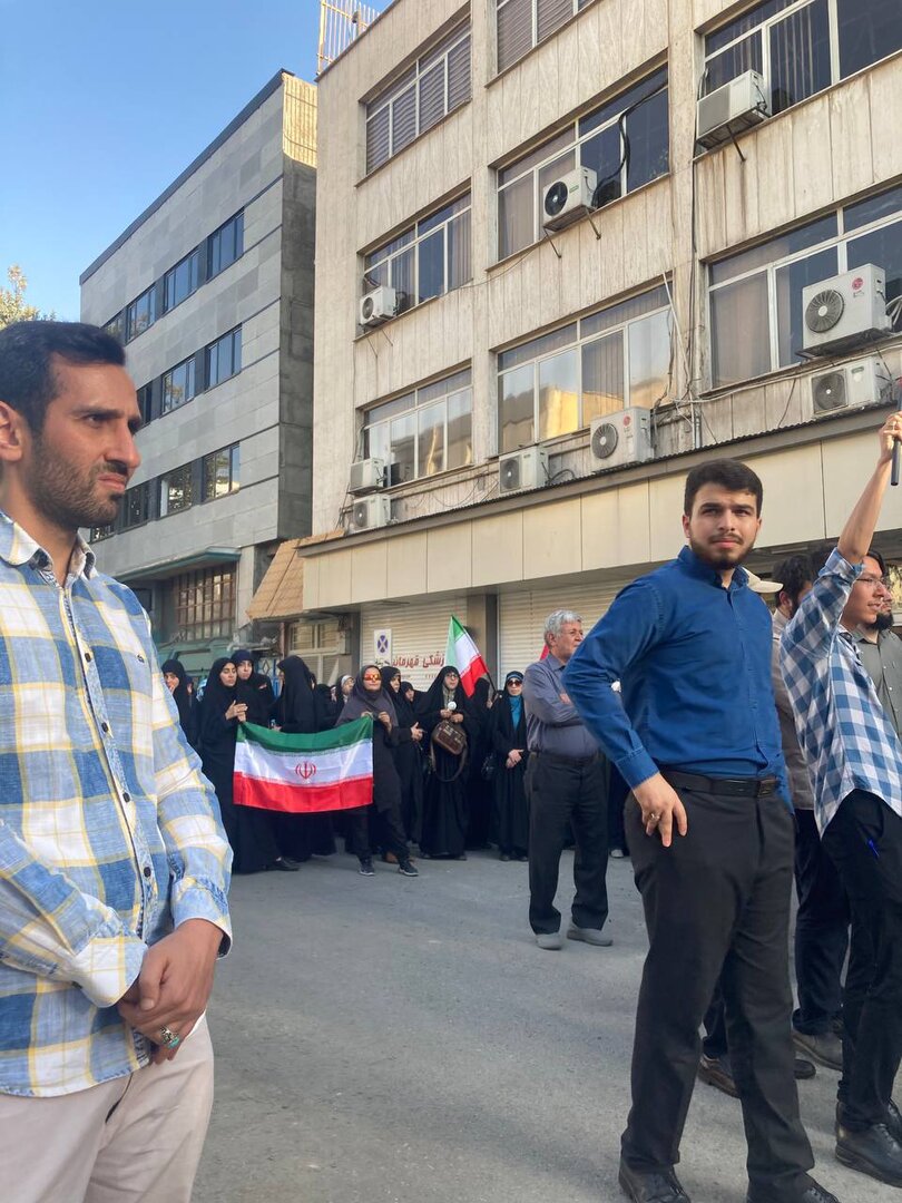 تصاویر جدیدی از تجمع علیه توافق با آژانس/ حضور میکروفون، بلندگو، دستنوشته و کمی شرکت کننده