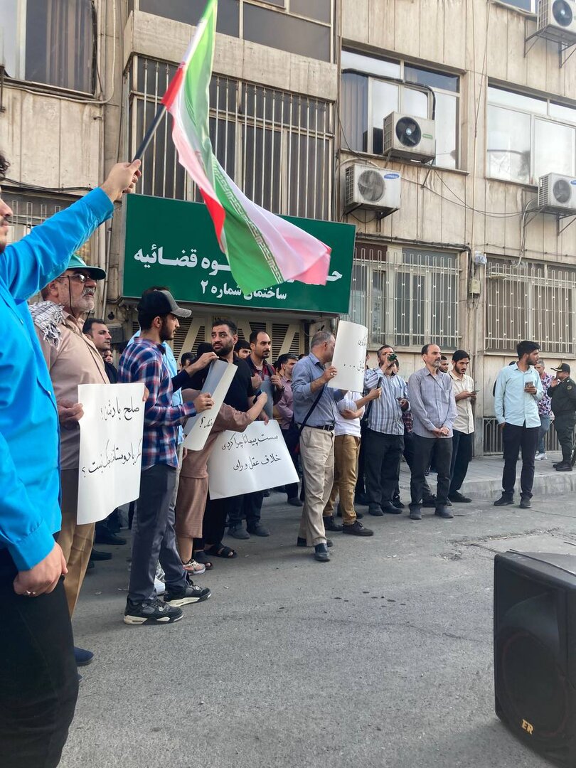 تصاویر جدیدی از تجمع علیه توافق با آژانس/ حضور میکروفون، بلندگو، دستنوشته و کمی شرکت کننده