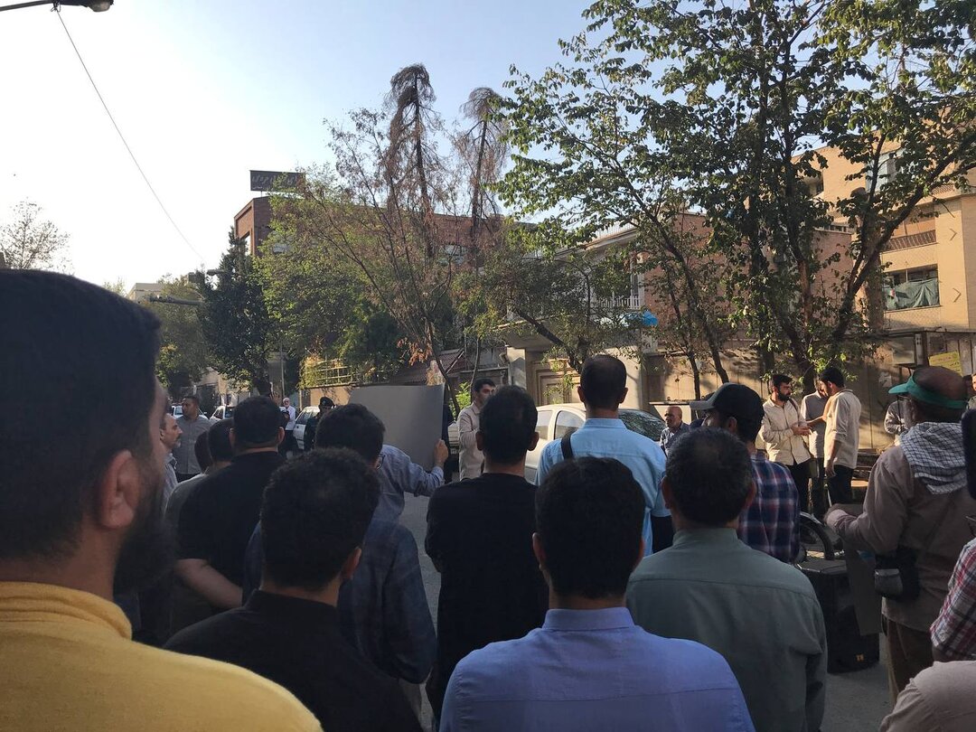 تصاویر جدیدی از تجمع علیه توافق با آژانس/ حضور میکروفون، بلندگو، دستنوشته و کمی شرکت کننده