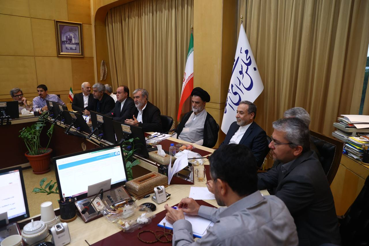 تصاویر نشست اضطراری کمیسیون امنیت ملی مجلس/ نبویان و عراقچی همنشین شدند