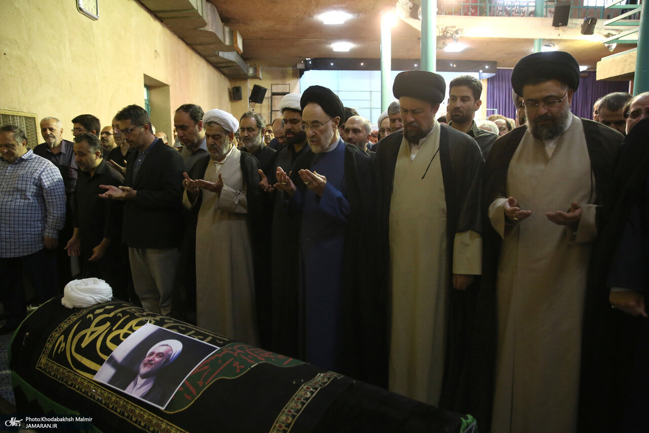 تصاویری از قرائت نماز میت توسط سید محمد خاتمی در مراسم تشییع پیکر مرحوم جماعتی