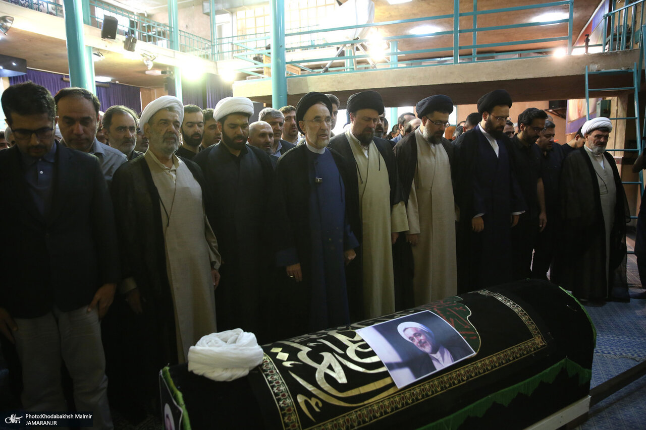 تصاویری از قرائت نماز میت توسط سید محمد خاتمی در مراسم تشییع پیکر مرحوم جماعتی