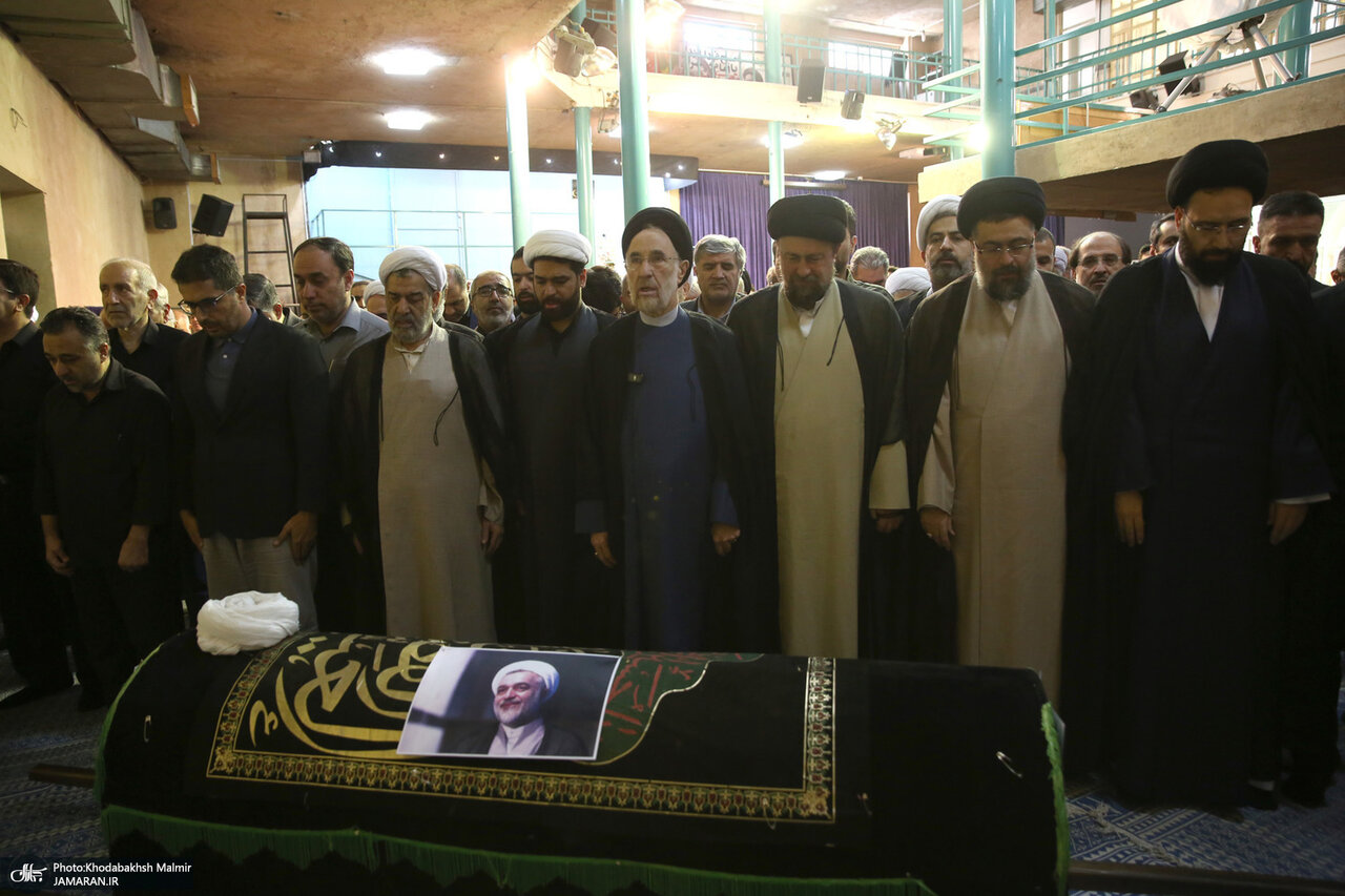 تصاویری از قرائت نماز میت توسط سید محمد خاتمی در مراسم تشییع پیکر مرحوم جماعتی